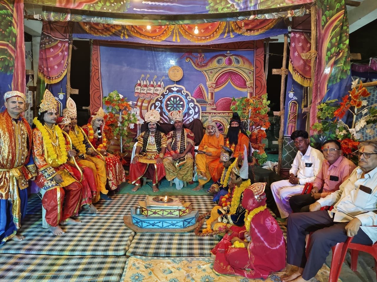 अलीगढ़ दशहरा मेला: रामलीला महोत्सव में रावण-बाणासुर संवाद और सीता स्वयंवर का मंचन