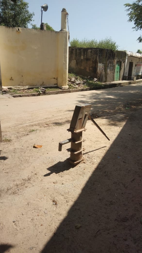 कुरेड़ा गांव में 3 महीने से खराब सरकारी हैंडपंप, ग्रामीणों को पानी के लिए करनी पड़ रही मशक्कत