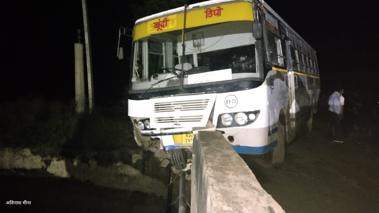 रोडवेज बस हादसा: बीसलपुर बांध की नहर में झूलती हुई बची बस, यात्रियों में मची चीख-पुकार