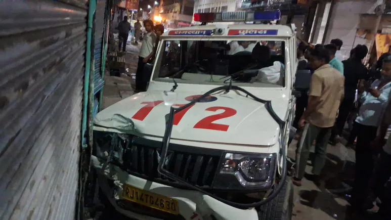 सीकर में 112 पुलिस गाड़ी का बेकाबू हादसा: स्कूटी और बाइक से टकराई, सड़क सुरक्षा पर सवाल