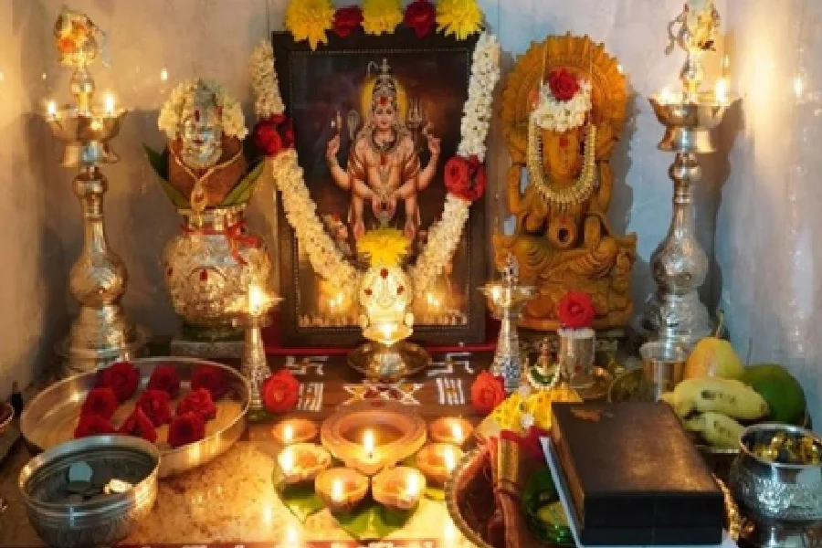 Diwali 2025: इस दिवाली करें इन प्रसिद्ध लक्ष्मी मंदिरों के दर्शन, बनाएं अपनी यात्रा को शुभ और यादगार