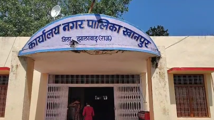 खानपुर महावीर कॉलोनी में अतिक्रमण पर अधिशासी अधिकारी का एक्शन