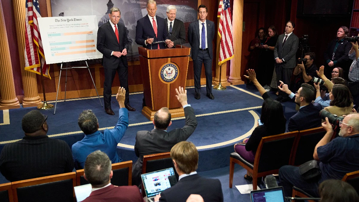 अमेरिका में सरकारी शटडाउन का असर: बिना सैलरी फूड डिलीवरी कर रहे सरकारी कर्मचारी