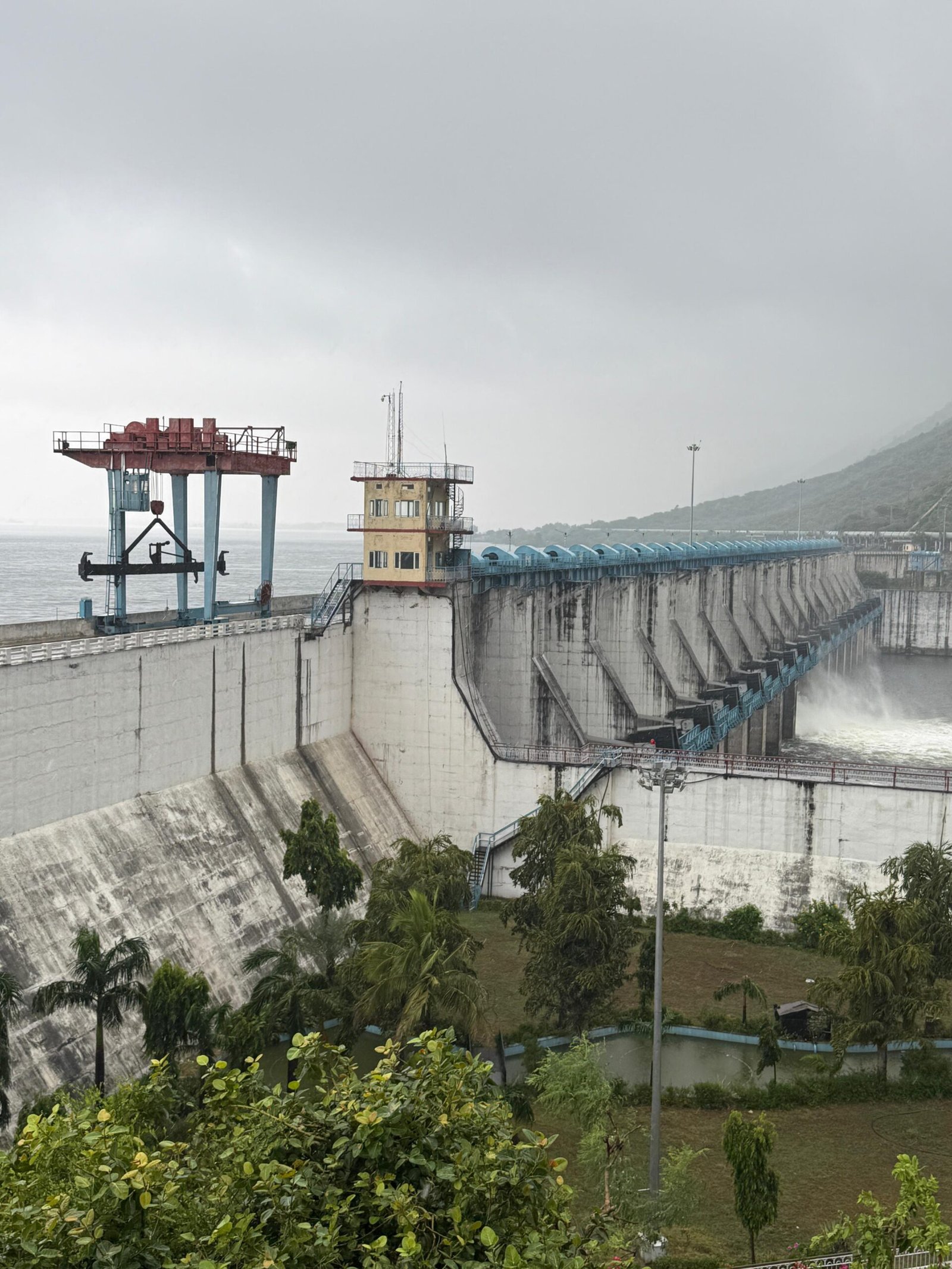 बीसलपुर बांध से पानी की निकासी शुरू, गेट नंबर 10 को 0.50 मीटर खोला गया