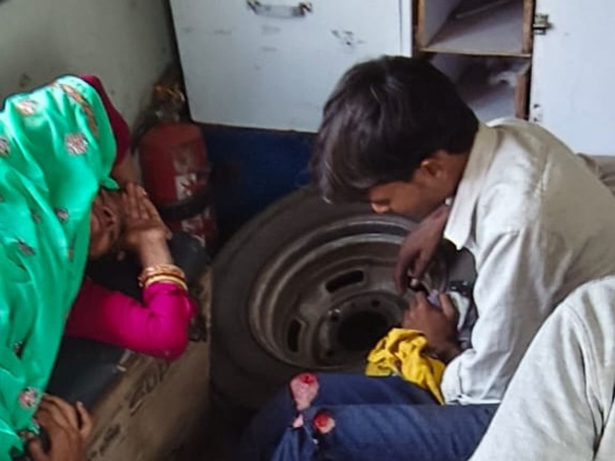 धौलपुर में बिलोनीधाम जाते परिवार का टेंपो पलटा, प्रेग्नेंट महिला समेत 9 लोग घायल