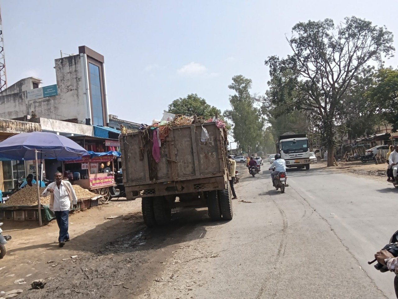 अलवर नगर निगम की लापरवाही: 10 साल से बंद पड़े कचरा प्लांट, गांव में बदबू और गंदगी से लोग परेशान