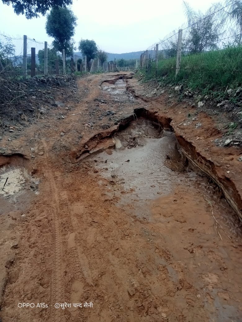 आंबापुरा गांव में बरसात के बाद मुख्य मार्ग पर गड्ढों से बढ़ी ग्रामीणों की मुश्किलें