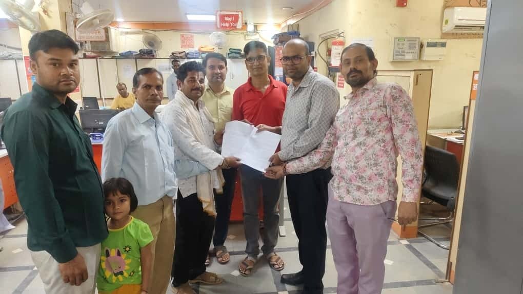 जीपीएस डिवाइस लगाने के विरोध में बैंक मित्रों का प्रदर्शन, शाखा प्रबंधक को सौंपा ज्ञापन