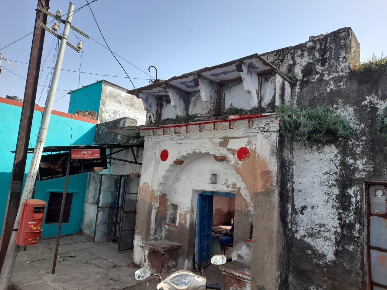 मांगरोल डाकघर की जर्जर हालत, मेंटेनेंस के अभाव में खतरा बढ़ा