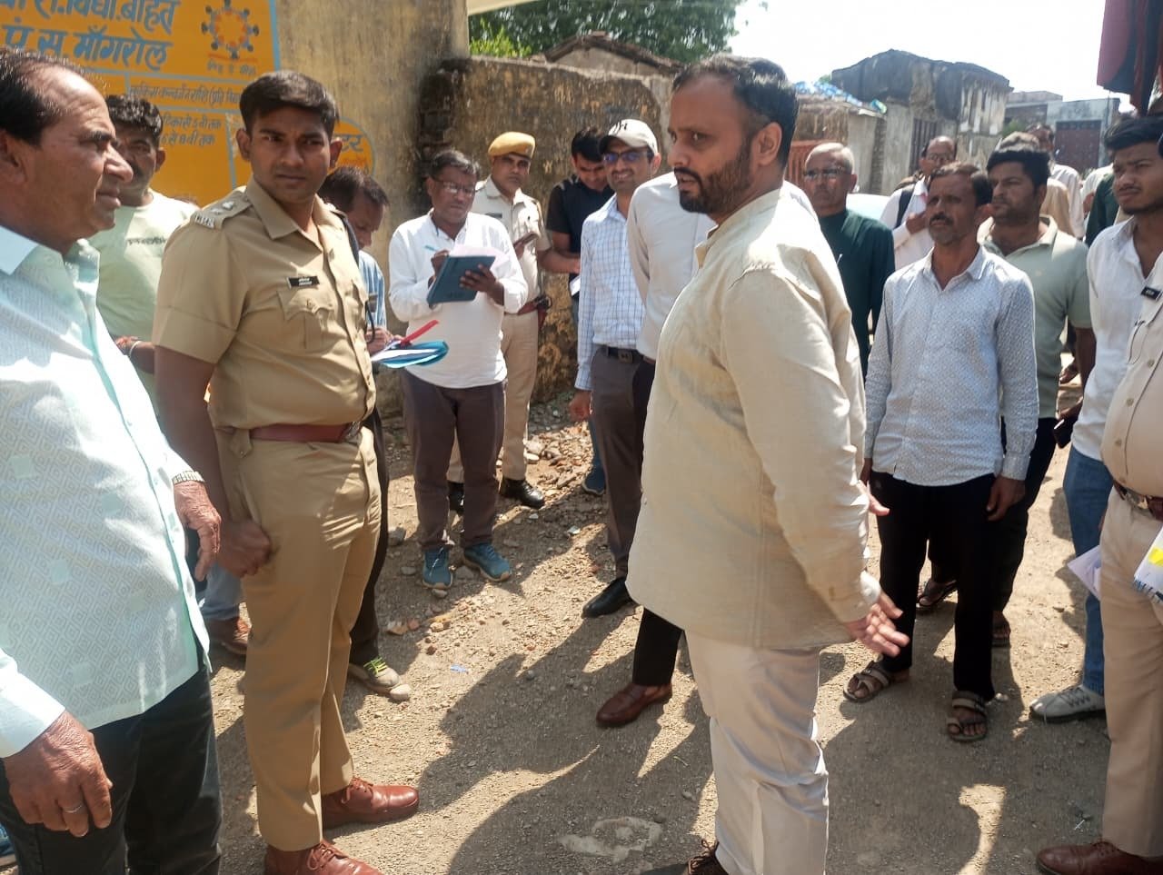 कलक्टर और एसपी ने मांगरोल में मतदान केंद्रों का निरीक्षण किया