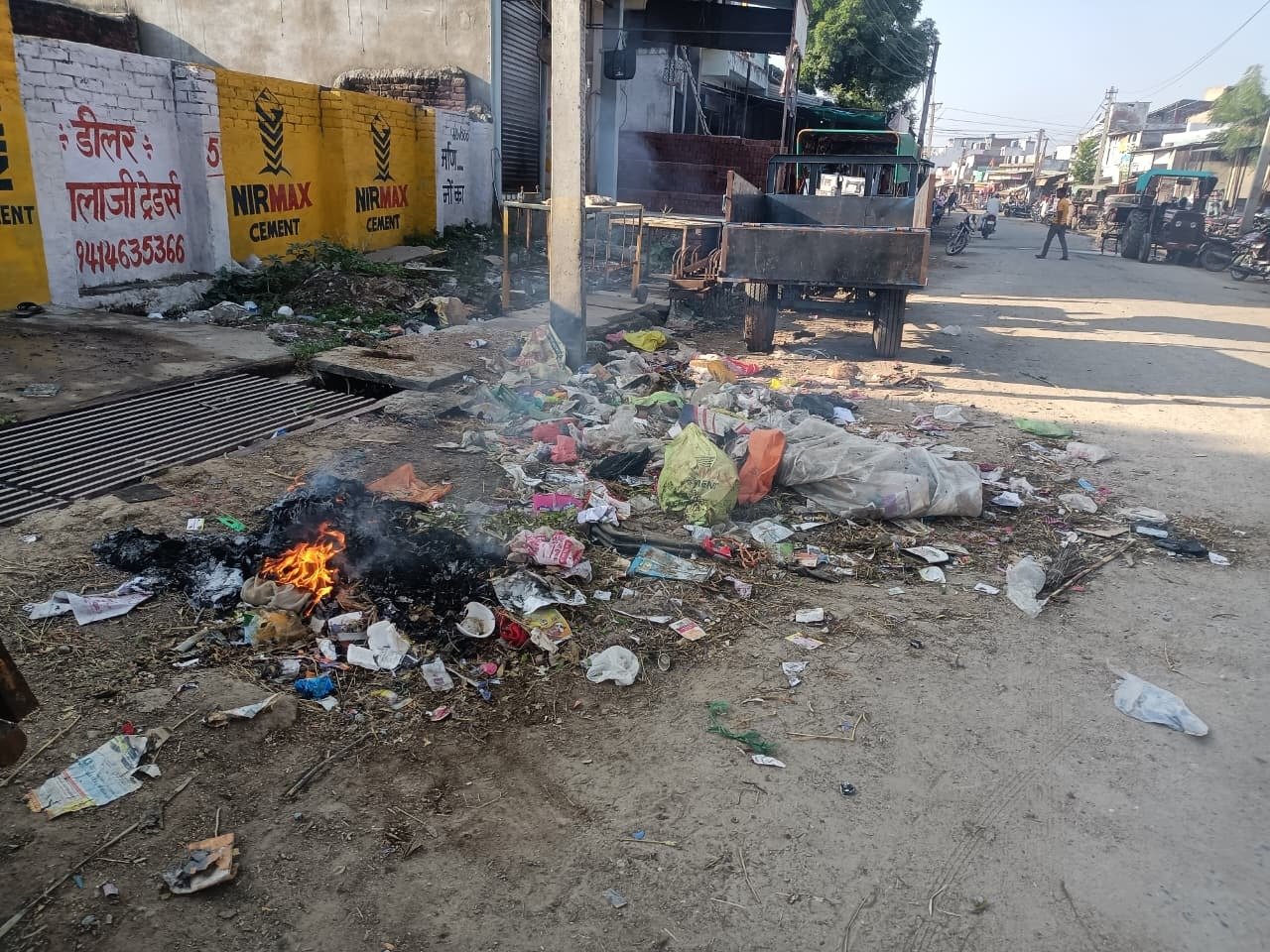 लाम्बाहरिसिंह में सड़कों पर कचरा, सफाई व्यवस्था नहीं