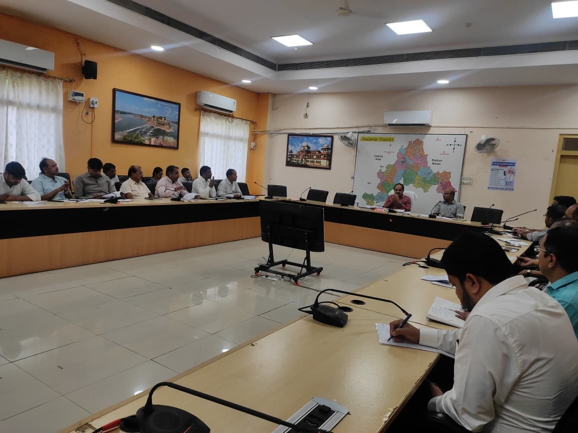 जिला कलक्टर अजय सिंह राठौड़ ने विकास कार्यों में तेजी के दिए निर्देश | साप्ताहिक समीक्षा बैठक में योजनाओं की समीक्षा