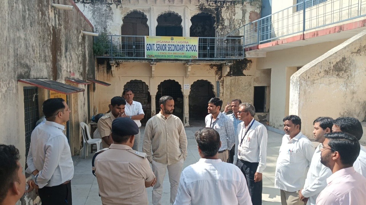 कलेक्टर-SP ने मतदान बूथों का निरीक्षण किया