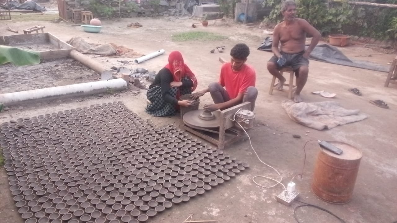 दीपावली पर मिट्टी के दीपक और बर्तनों की तैयारी जोरों पर | लाम्बाहरिसिंह के प्रजापति कारीगरों में उत्साह