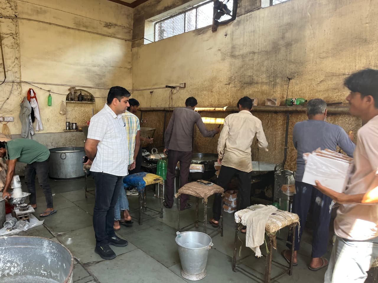 बहादुरपुर में खाद्य सुरक्षा विभाग की बड़ी कार्रवाई, 425 किलो स्किम्ड मिल्क पाउडर जप्त