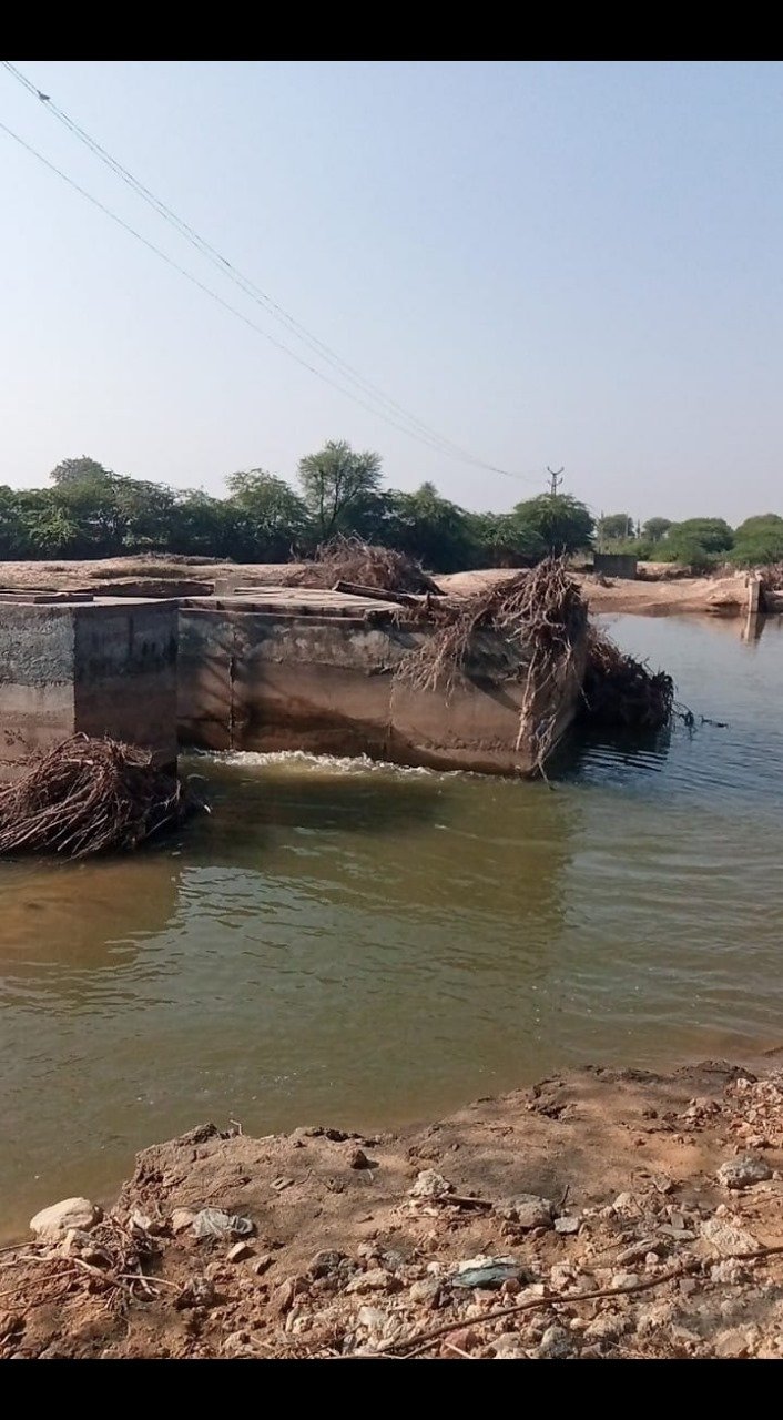 बीसलपुर पाइपलाइन लीकेज से लाखों गैलन पानी बह रहा, “बूंद-बूंद बचाओ” अभियान फेल