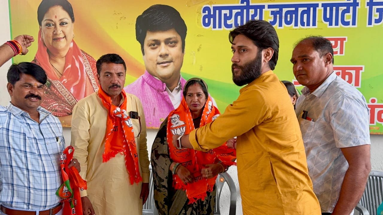 भाजपा प्रत्याशी मोरपाल सुमन के समर्थन में संतोष सुमन ने लिया नामांकन पत्र वापस — अब करेंगी भाजपा के लिए प्रचार