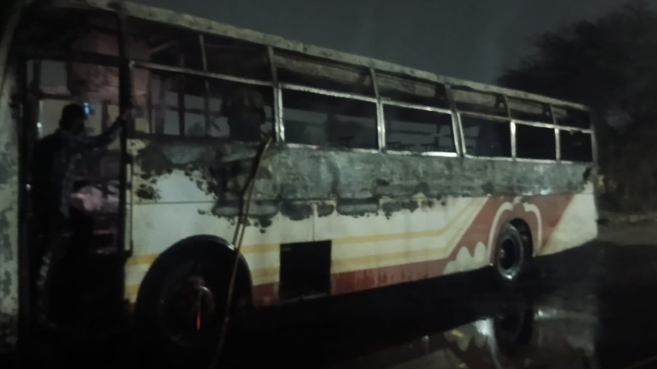 भिवाड़ी बस स्टैंड पर सुबह चार बजे लगी भीषण आग, निजी बस जलकर राख — बड़ा हादसा टला