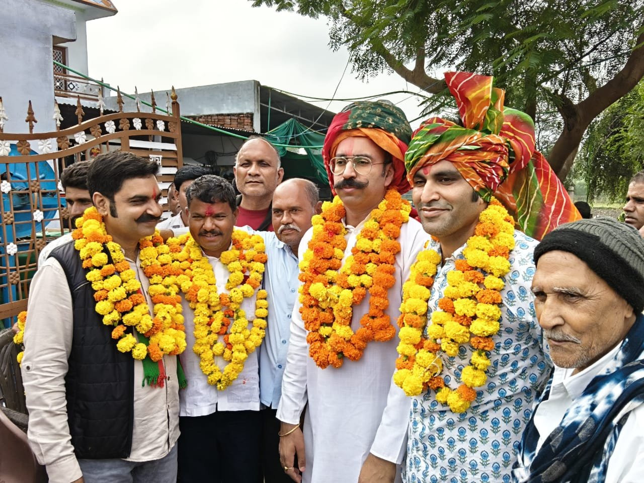 भाजपा प्रत्याशी मोरपाल सुमन ने ठिकरिया पंचायत में किया जनसंपर्क, 51 फीट साफा पहनाकर हुआ स्वागत