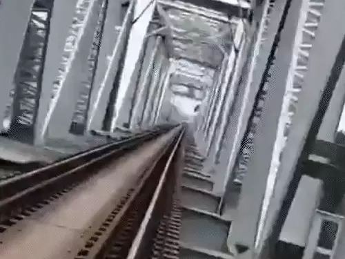 ओडिशा में इंस्टाग्राम रील बनाते समय युवक ट्रेन से टकराया, मौत