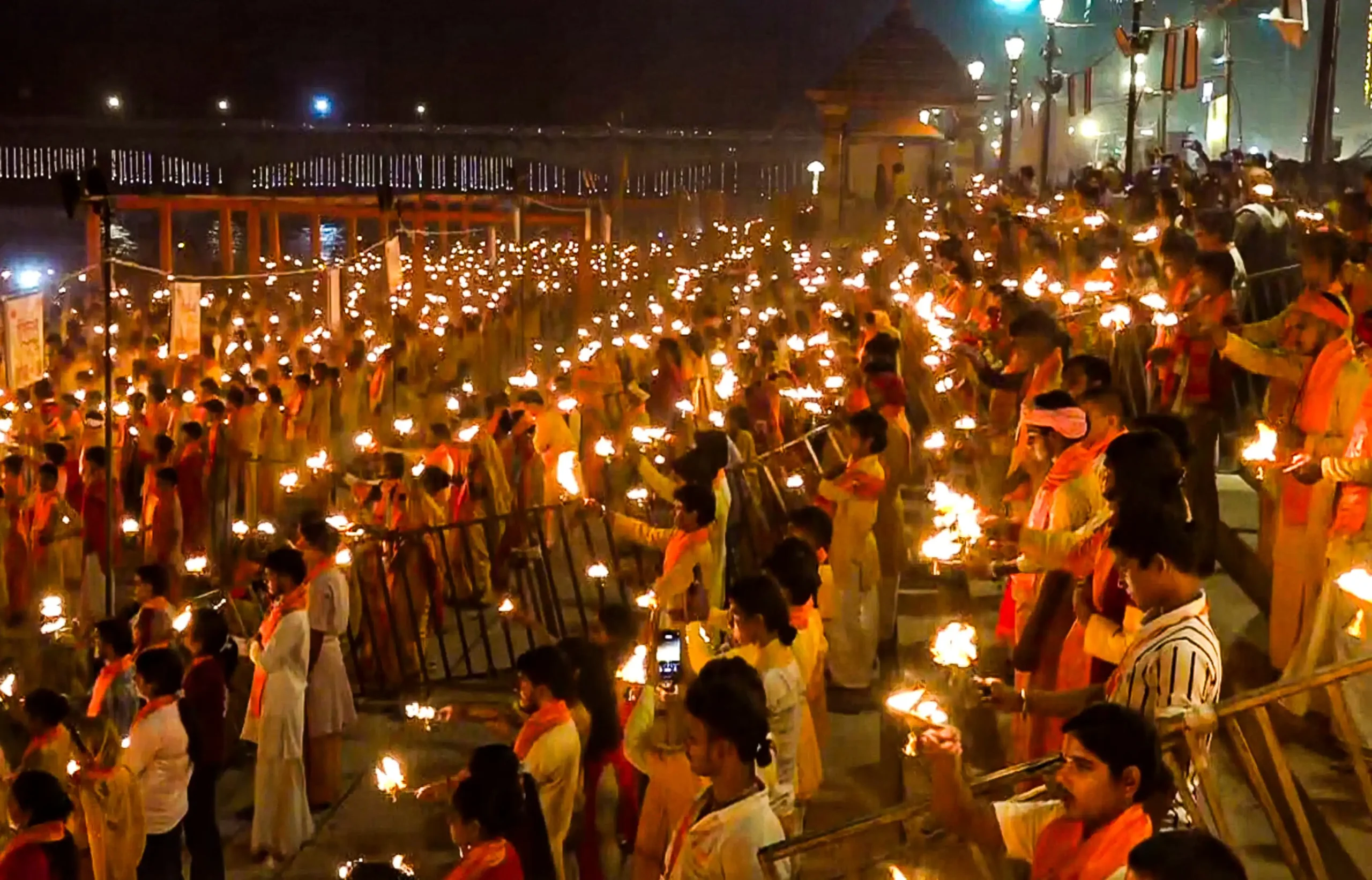 अयोध्या दीपोत्सव 2025: सरयू तट पर भव्य महाआरती, लाखों श्रद्धालु पहुंचे
