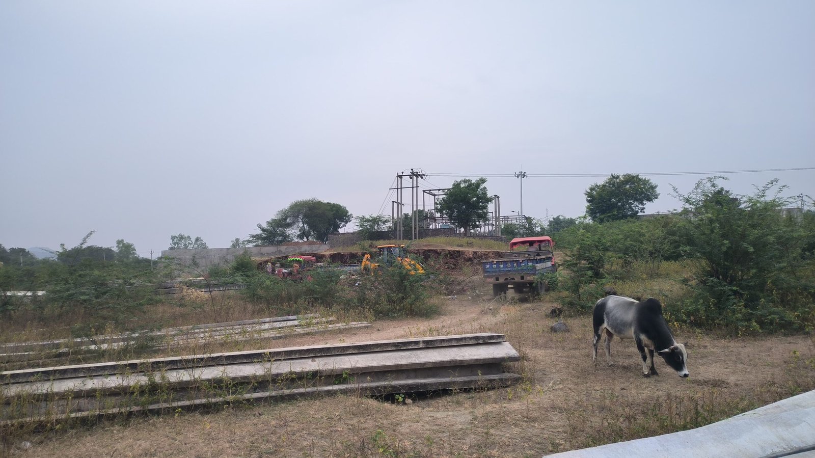 हरनावदा शाहजी में सरकारी चारागाह भूमि पर अवैध मिट्टी खनन, प्रशासन की चुप्पी पर सवाल