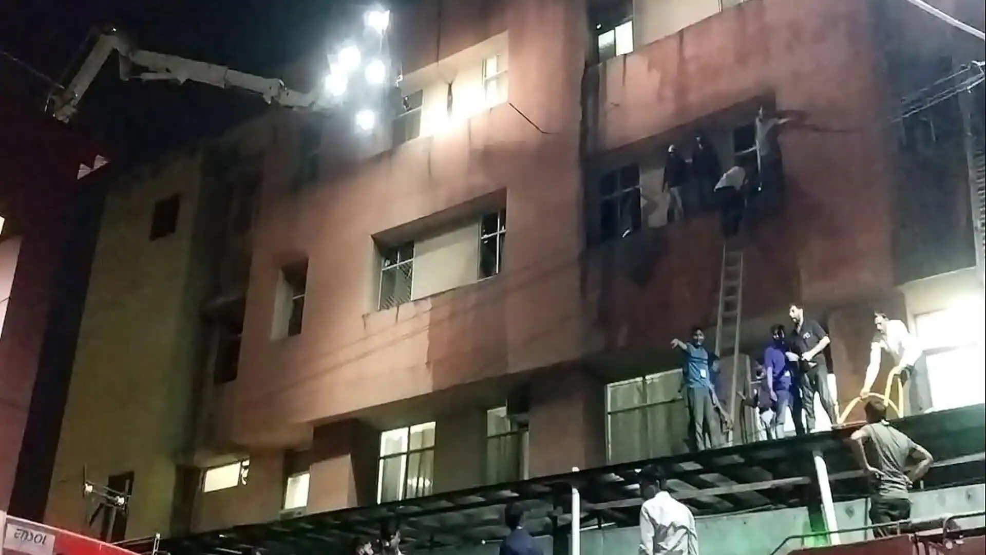 जयपुर के SMS अस्पताल में आग से 8 मरीजों की मौत: हादसे की जाँच और प्रशासनिक कार्रवाई