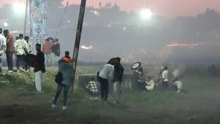 इंदौर का हिंगोट युद्ध: आग उगलते गोलों से 35 झुलसे, एक की हालत गंभीर