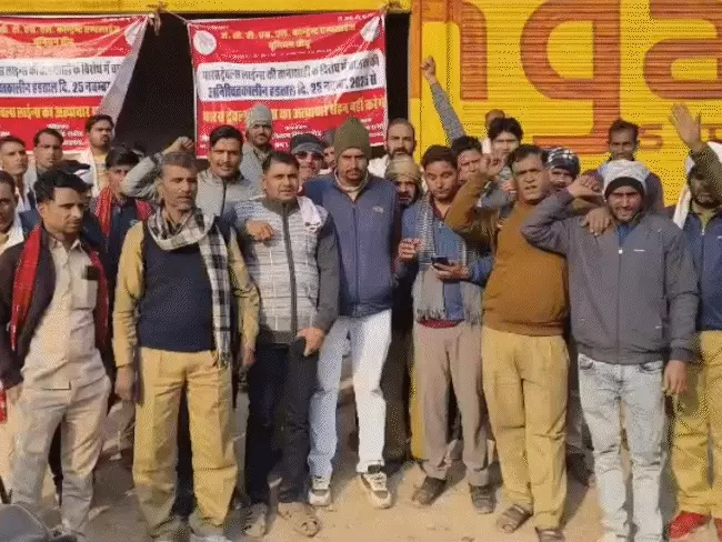 जयपुर में लो-फ्लोर बस हड़ताल जारी: 100 बसें बंद, 50 हजार यात्री प्रभावित, ड्राइवरों ने सुरक्षा और मुआवज़े की मांग की