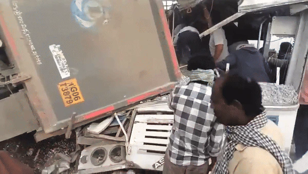 तेलंगाना हादसा: ट्रक-बस टक्कर में 17 की मौत, चेवेल्ला में मचा हाहाकार