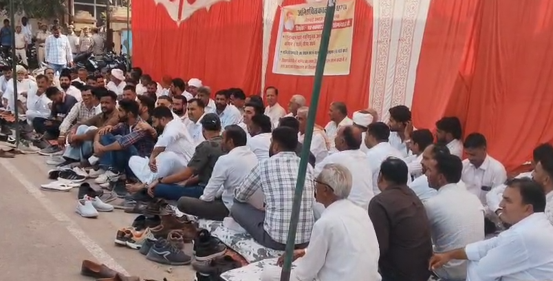 रायसिंहनगर में बिश्नोई मंदिर अध्यक्ष पद को लेकर विवाद, संघर्ष समिति ने किया प्रदर्शन और शुरू किया अनिश्चितकालीन धरना