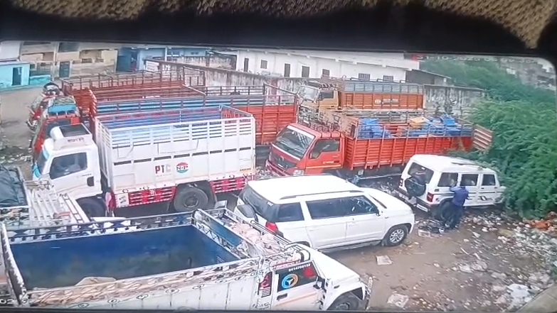 टोंक में खड़ी बॉलरों गाड़ी में मिला अज्ञात शव, पुलिस जांच में जुटी