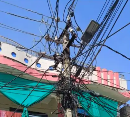 जयपुर में रोड लाइटें बंद, तारों का जाल बना खतरा: सड़कों पर अंधेरा और गंदगी से परेशान लोग