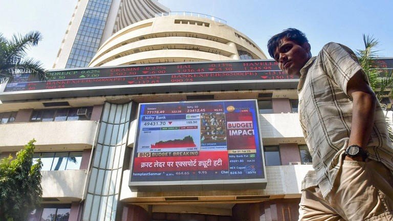 सेंसेक्स 300 अंक गिरा, निफ्टी 100 अंक टूटा; IT-मेटल शेयरों में भारी गिरावट