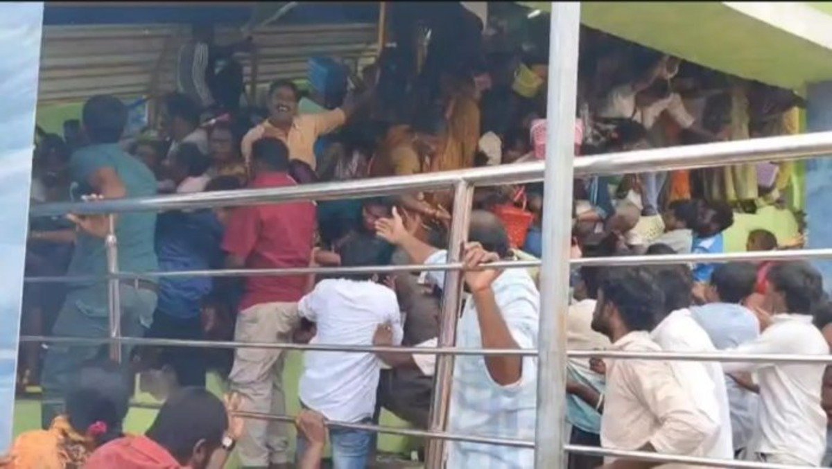 आंध्र प्रदेश वेंकटेश्वर मंदिर में भगदड़ से 10 की मौत, 25 से अधिक घायल