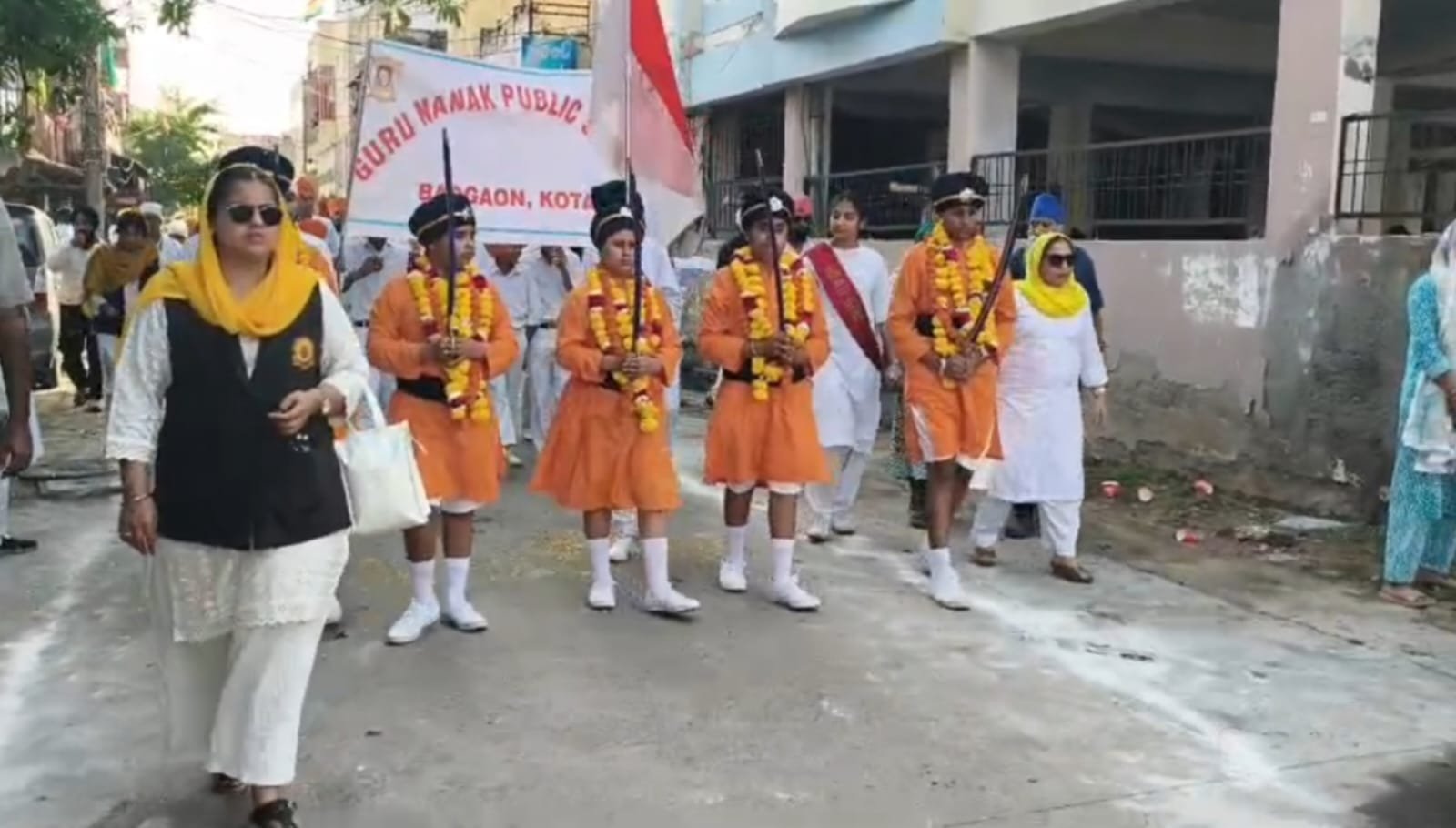 गुरुनानक देव जी महाराज के 556वें प्रकाश पर्व पर निकला भव्य नगर कीर्तन, वीर खालसा ग्रुप की गतका कला ने किया रोमांचित