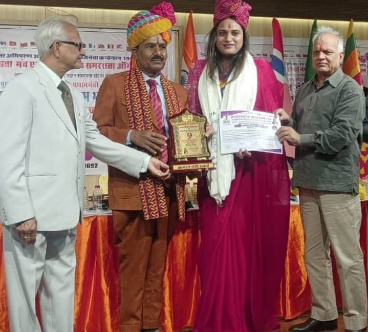 कर्मठता की मिसाल: ट्रांसजेंडर महिला रोजी को मिला “आयरन लेडी अवार्ड”