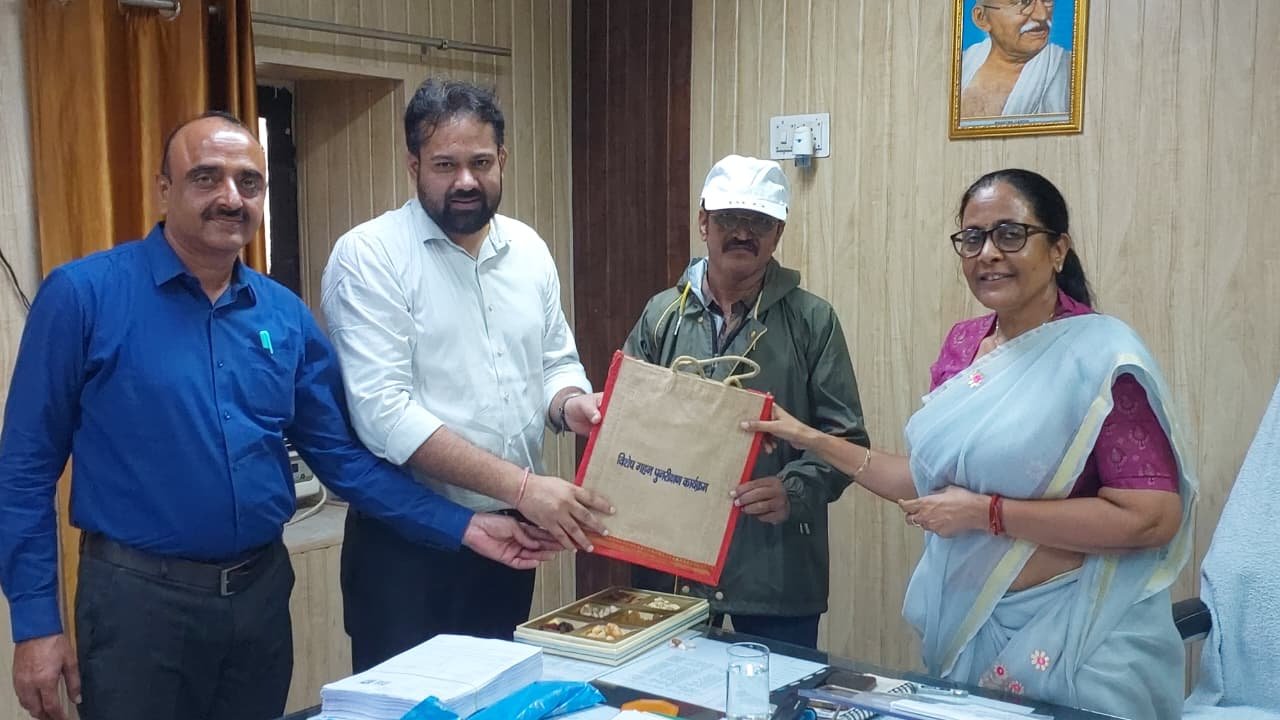 विशेष गहन पुनरीक्षण 2026: टोंक में कलेक्टर कल्पना अग्रवाल ने बीएलओ को किया रवाना, घर-घर होगा मतदाता गणना कार्य