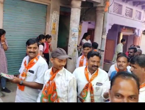 अंता उपचुनाव: मांगरोल में भाजपा प्रत्याशी मोरपाल सुमन के समर्थन में भाजपा कार्यकर्ताओं ने किया जनसंपर्क अभियान