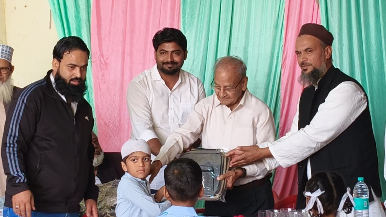 बूंदी में पार्षद इरफान इलू ने मदरसा दरसुल इस्लाम स्कूल में बच्चों को बांटे स्कूल बैग, शिक्षा के प्रति जागरूकता का संदेश