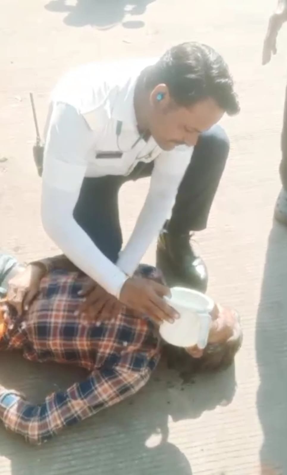 कोटा में सड़क पर बेहोश हुए युवक की पुलिस कांस्टेबल ने बचाई जान, सीपीआर देकर किया चमत्कार