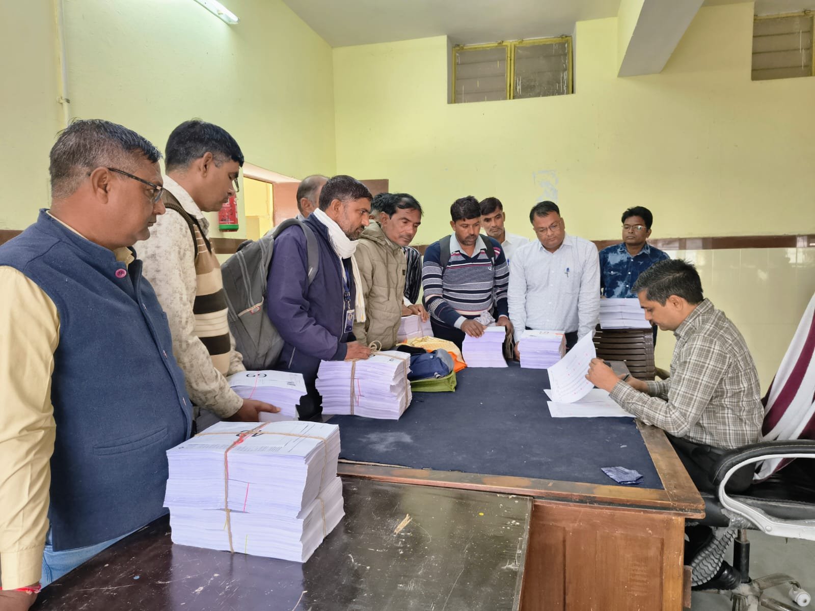 पीपलू में विशेष गहन पुनरीक्षण कार्यक्रम के तहत बीएलओ को वितरित किए गए परिगणना प्रपत्र