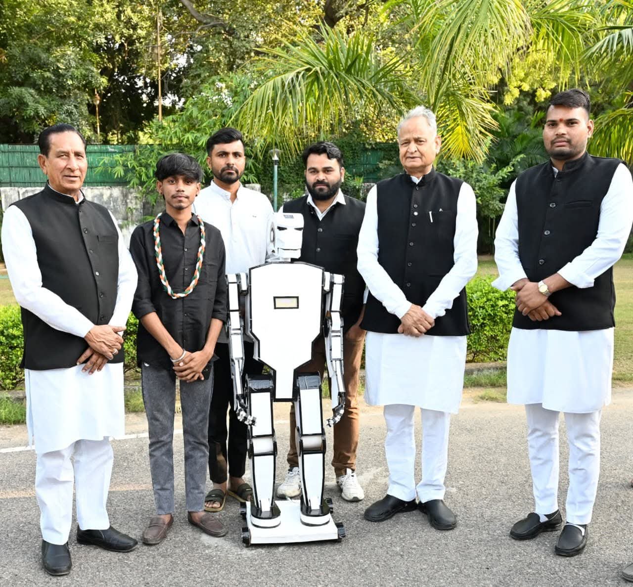 भीनमाल के युवा संजय मेघवाल ने बनाया बोलने वाला रोबोट, पूर्व मुख्यमंत्री अशोक गहलोत से की मुलाकात