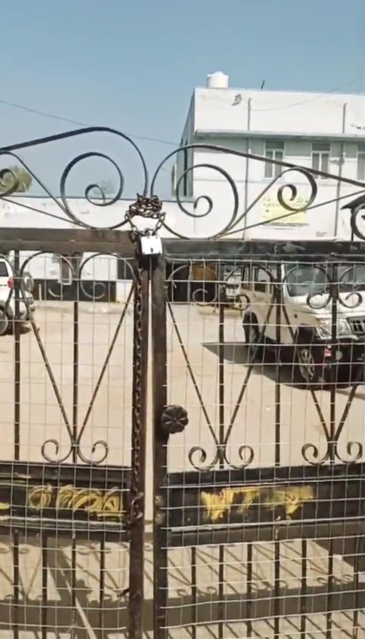 शाहपुरा उप जिला अस्पताल का गेट नंबर दो बंद, डिलीवरी मरीजों को हो रही भारी परेशानी