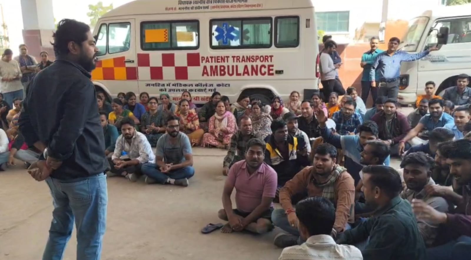 कोटा मेडिकल कॉलेज अस्पताल के ठेका कर्मचारियों का वेतन विवाद, दो घंटे का कार्य बहिष्कार; मरीजों को उठानी पड़ी परेशानी