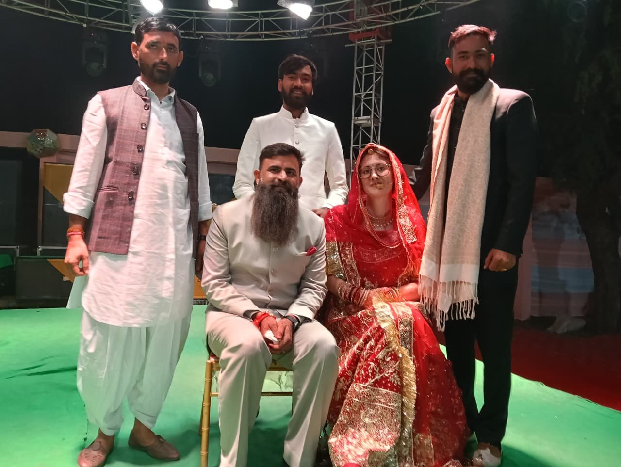 अमेरिकन दुल्हन ने देसी दूल्हे संग लिए सात फेरे, आशीर्वाद समारोह में पहुंचे संत