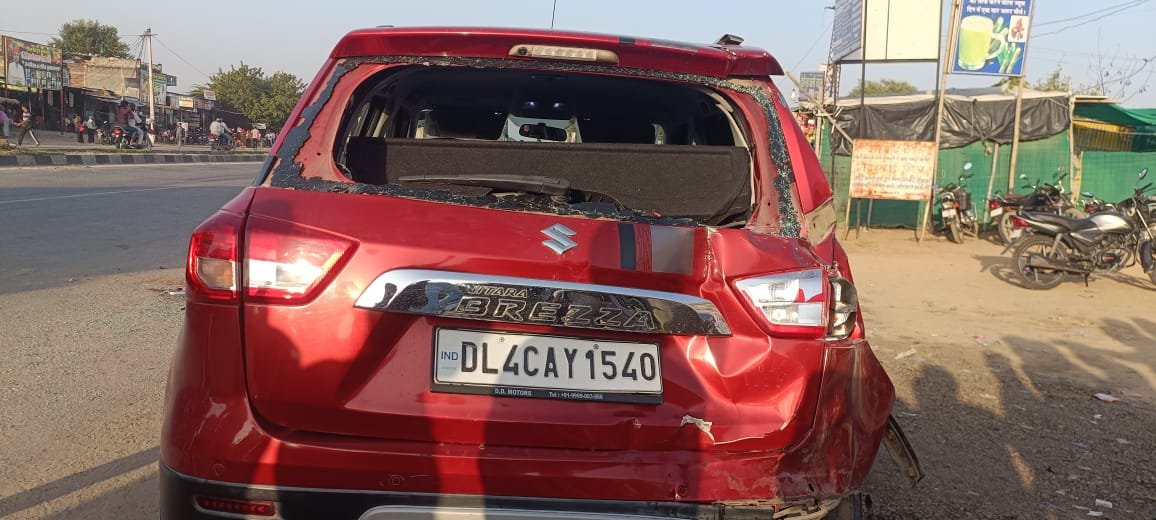 राष्ट्रीय राजमार्ग पर बड़ा हादसा: डंपर ने कार को पीछे से मारी टक्कर, छह सदस्यीय परिवार बाल-बाल बचा