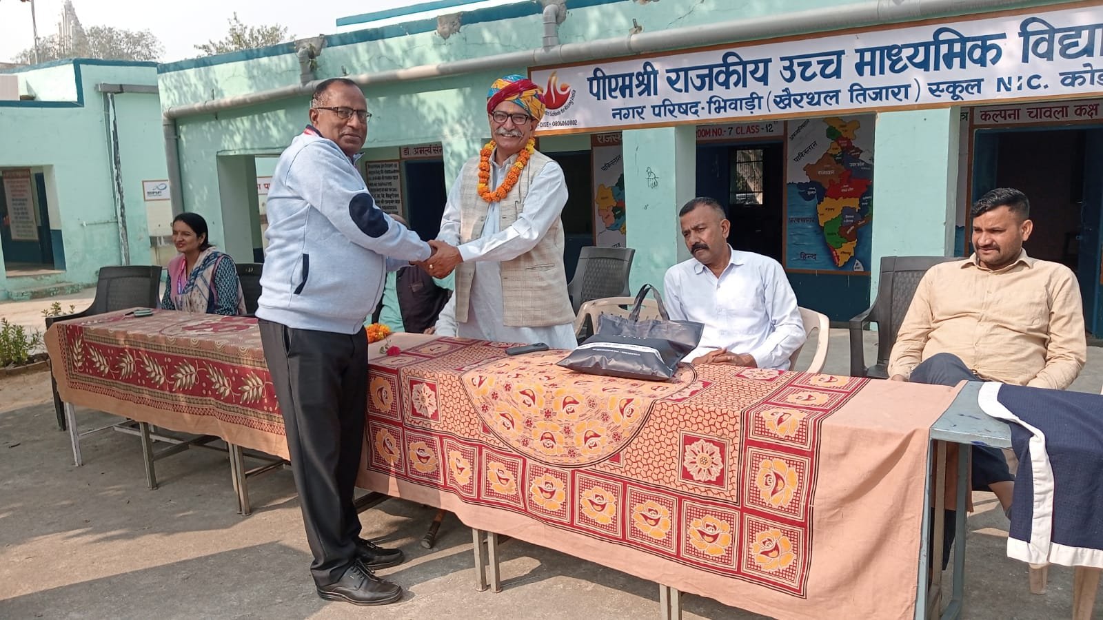 खिजूरीवास में भामाशाह धर्मपाल यादव ने 476 विद्यार्थियों को गर्म स्वेटर भेंट किए