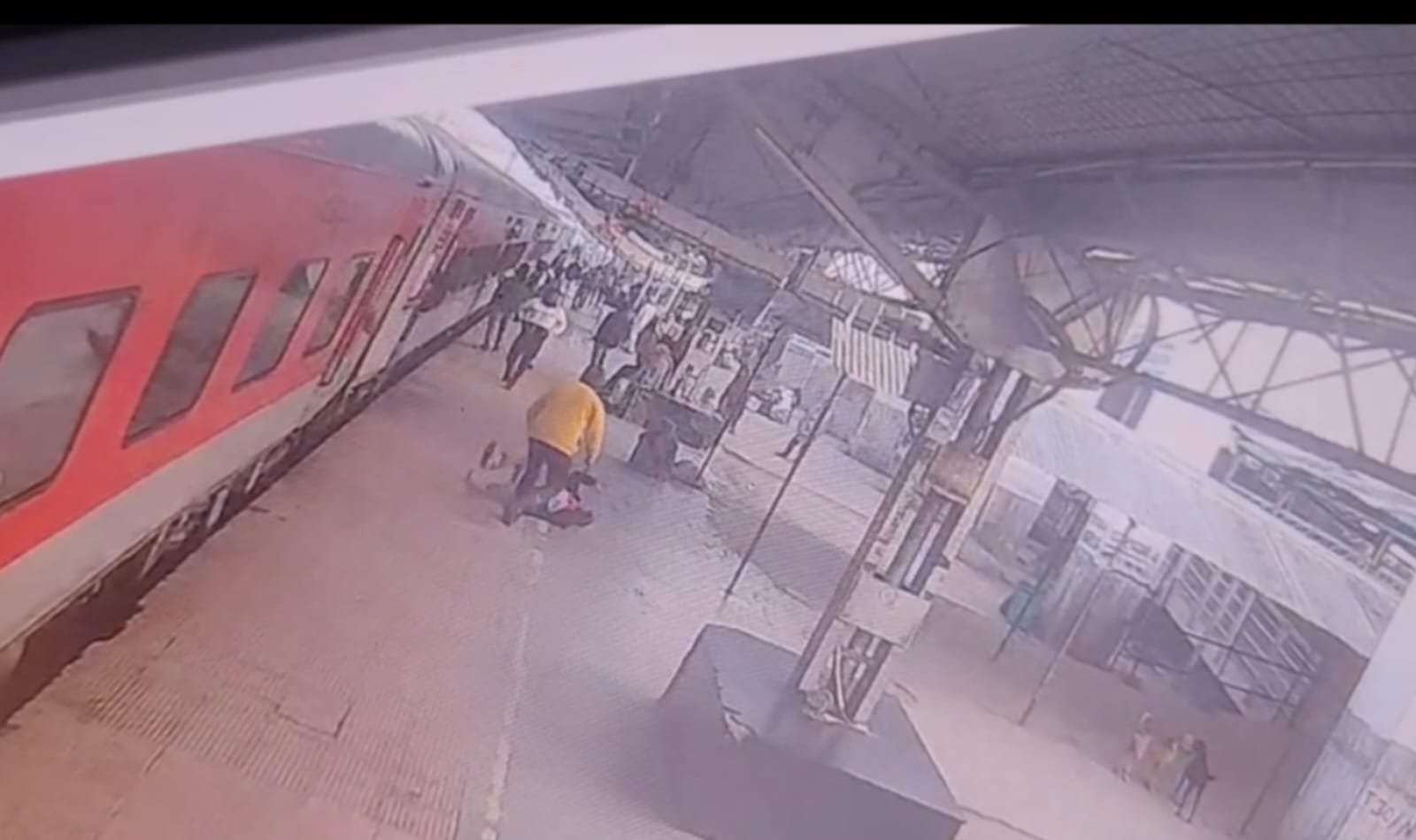 पुलिस कांस्टेबल ने सीपीआर देकर यात्री की बचाई जान