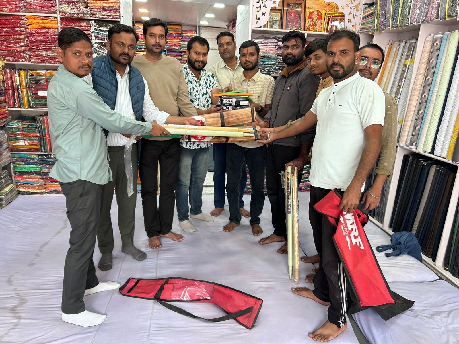 अंता जीत की खुशी में क्रिकेट प्रेमियों को बांटी गई क्रिकेट किट, मांगरोल में दिखा उत्साह